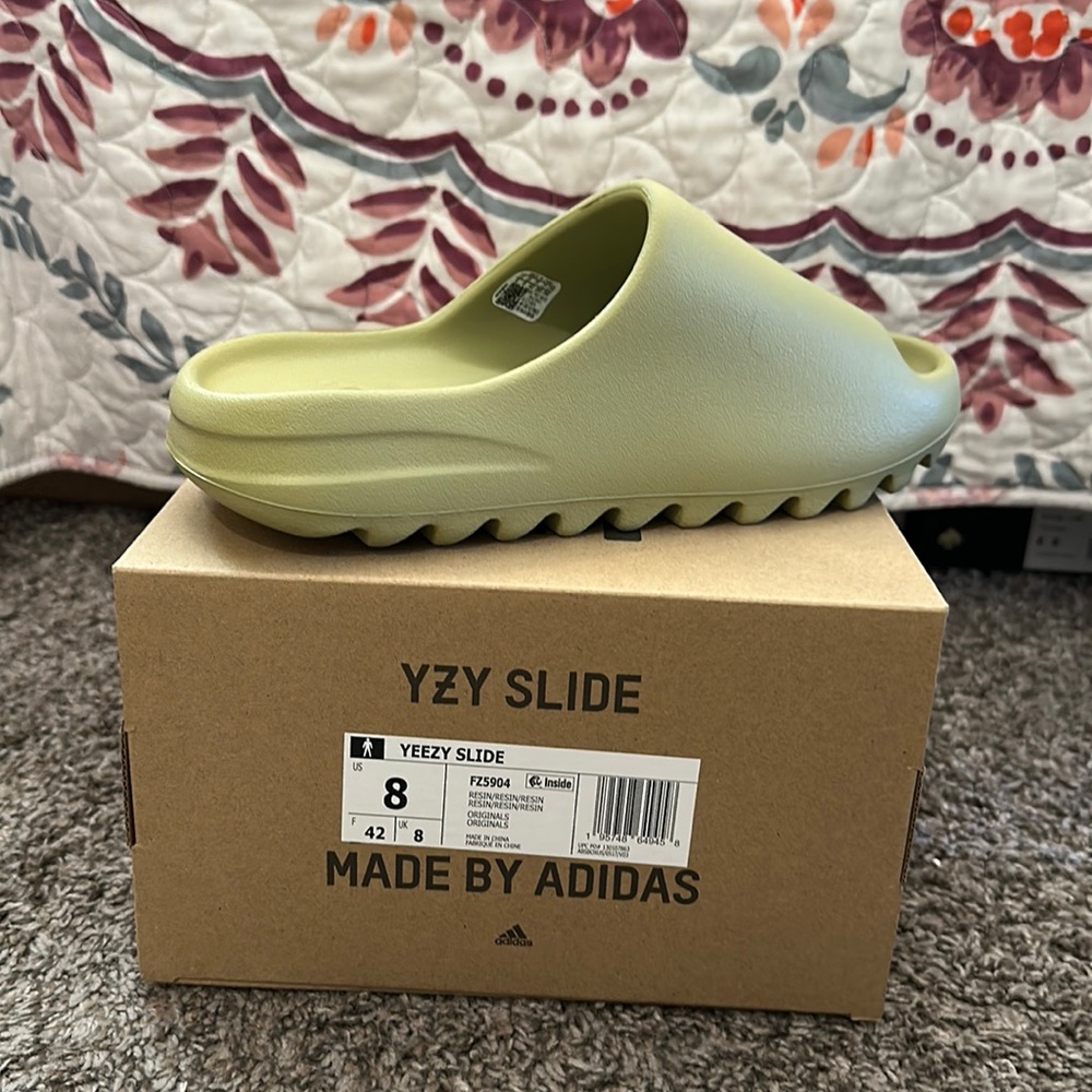 BNIB Yeezy Slide in Resin size 8